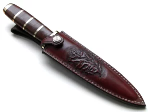 Dague avec manche en lamelles de cuir